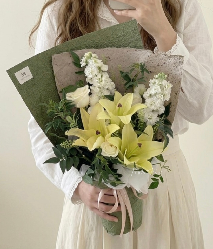 Nordic Blossom Lily - Hand Bouquet (Fresh Flowers)