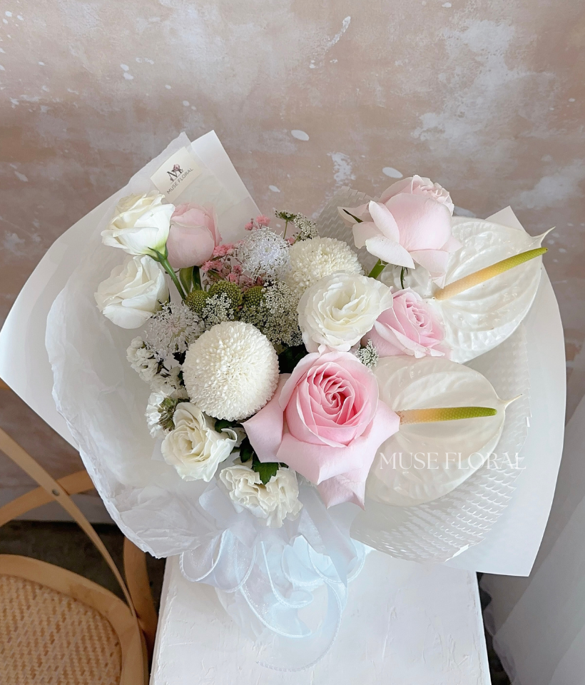 Hidden Hollow Rose Bouquet - Hand Bouquet (Fresh Flowers)