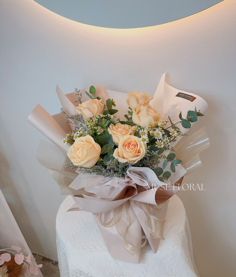 Candlelight Rose Bouquet - Hand Bouquet (Fresh Flowers)