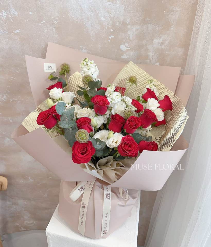 Eclipse Touch Rose Bouquet - Hand Bouquet (Fresh Flowers)