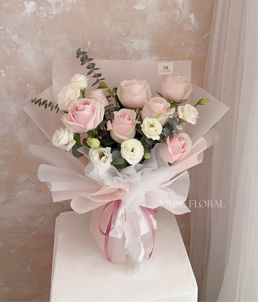Grieflight Rose Bouquet - Hand Bouquet (Fresh Flowers)