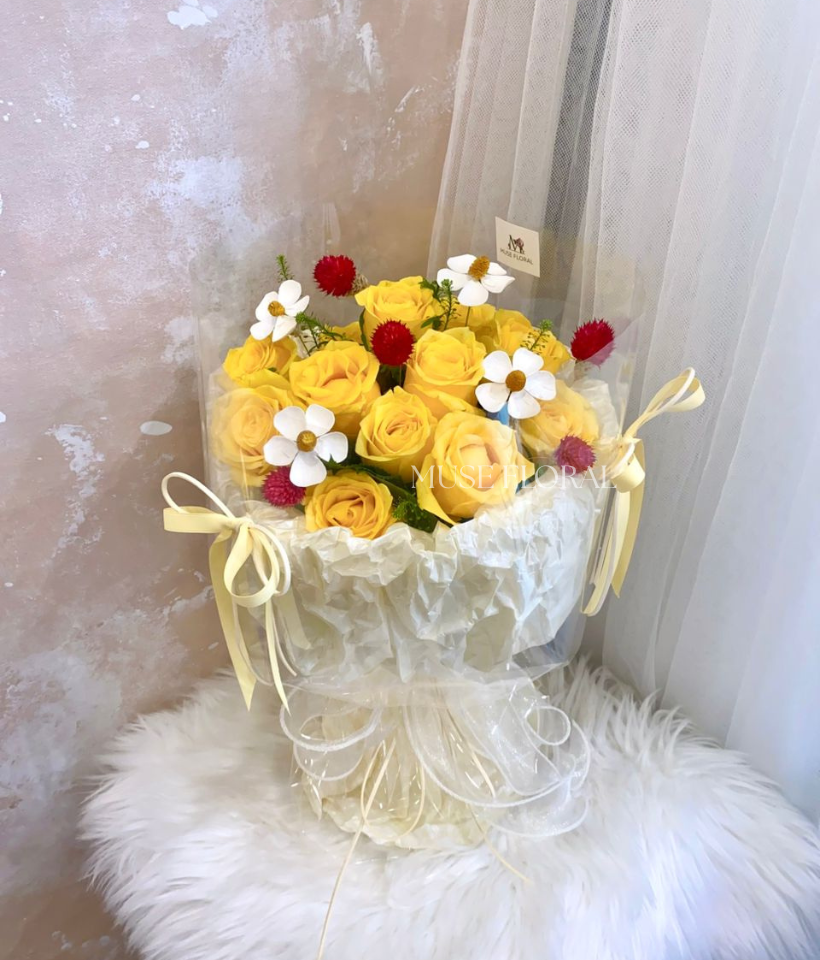 Light Bloom Trail Rose Bouquet - Hand Bouquet (Fresh Flowers)