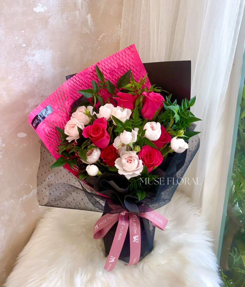Solstice Crown Rose Bouquet - Hand Bouquet (Fresh Flowers)