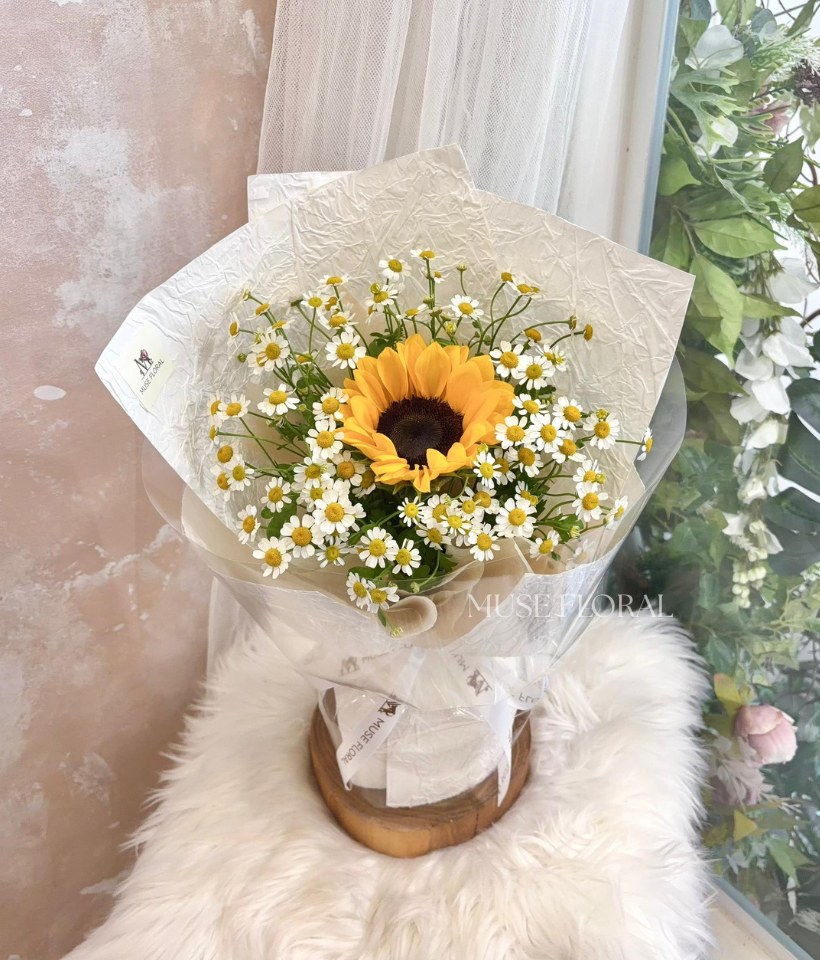 Crème Petals Sunflower - Hand Bouquet (Fresh Flowers)