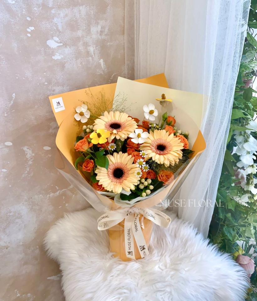 Brushed by Sun Mix Flower Bouquet  - Hand Bouquet (Fresh Flowers)