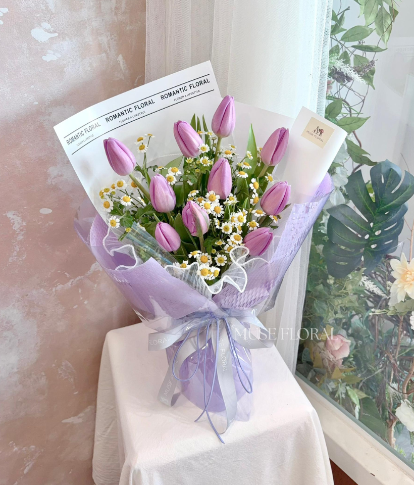 Bloom Reverie Tulip - Hand Bouquet (Fresh Flowers)