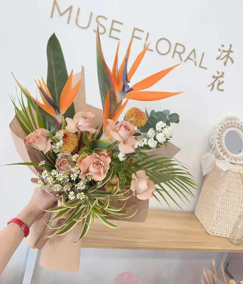 Sunlit Crown Cappuccino Rose Bouquet - Hand Bouquet (Fresh Flowers)