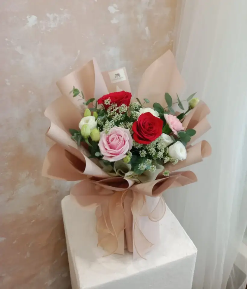 Tender Embrace Rose Bouquet - Hand Bouquet (Fresh Flowers)
